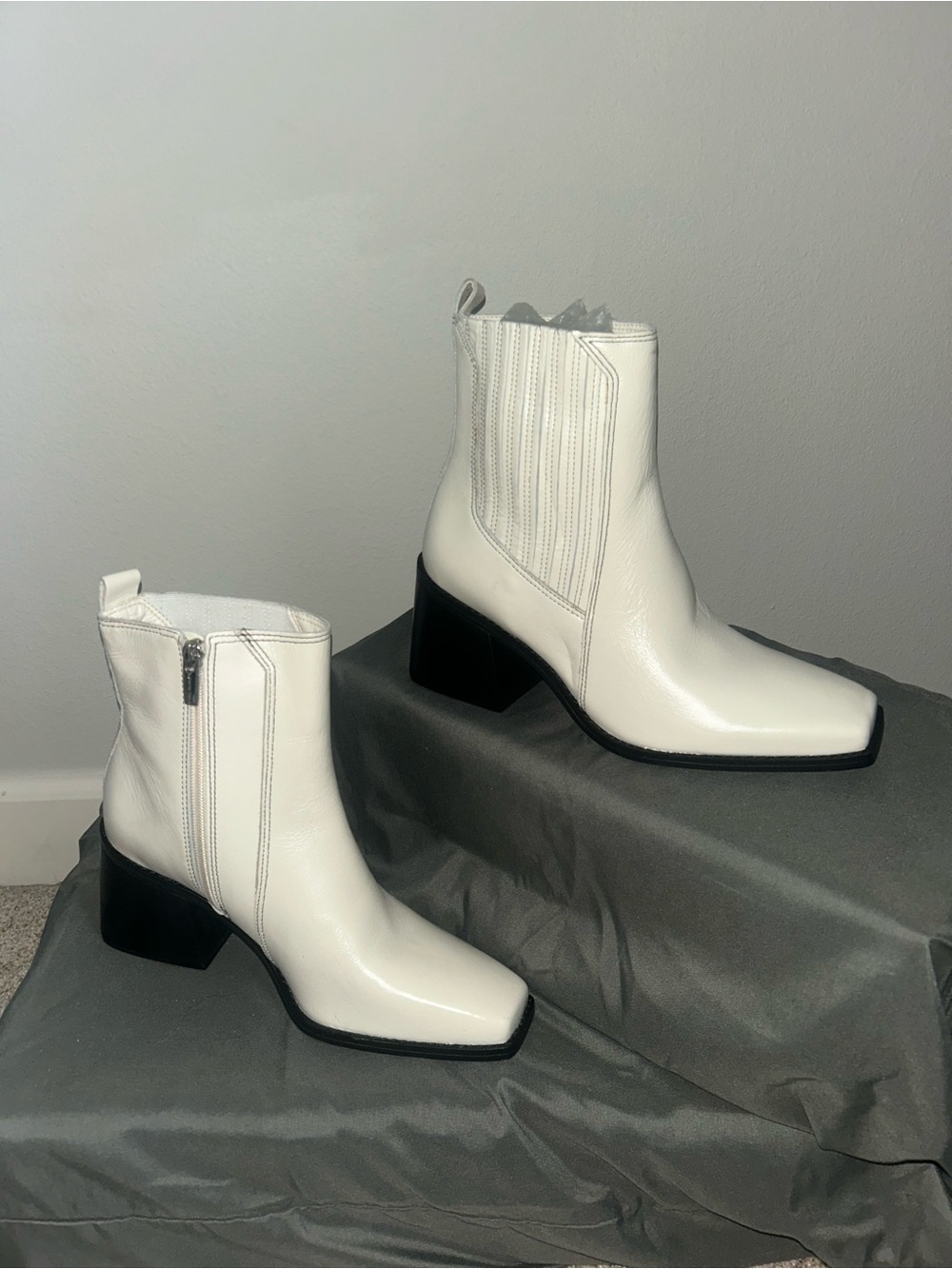 NEW Vince Camuto Sojetta Bootie White Leather Chelsea Ankle Boot Sz 8.5 - Picture 6 of 13